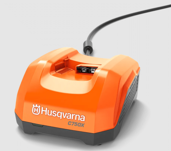 Husqvarna 550i XP Batteri Motorsåg med batteri och laddare.